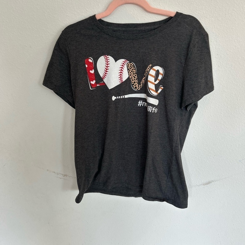 ❤️5 For $20❤️ Women’s Gray T- Shirt with LOVE and #mimilife

Size L